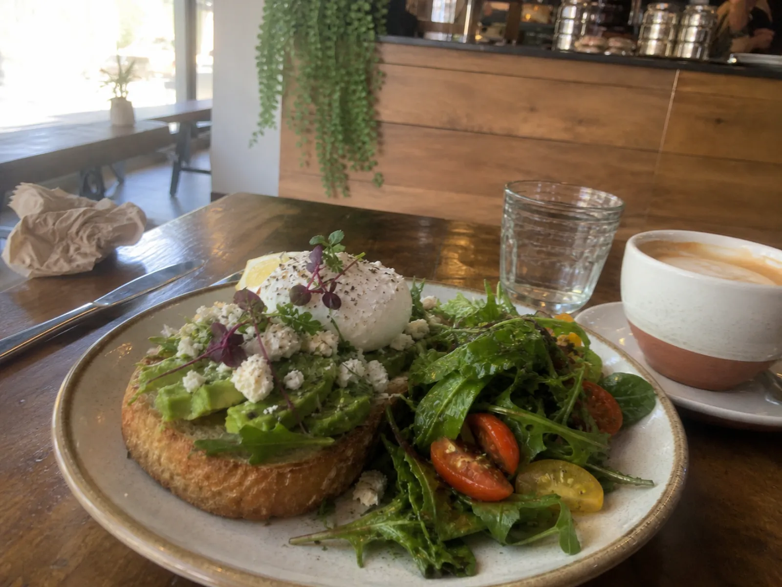 Ausgangsfoto: Brunch mit Avocadobrot und Kaffee im Café.