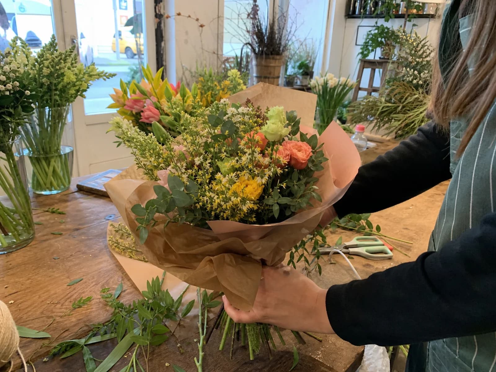 Blumenstrauß in einer Floristikwerkstatt